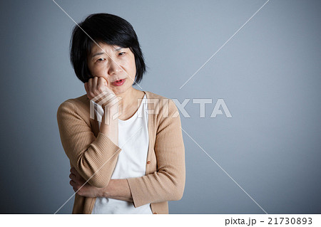 悩む50代女性 21730893