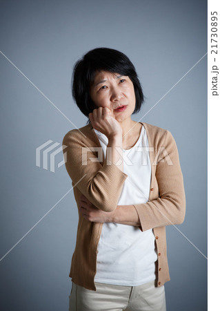 悩む50代女性 21730895