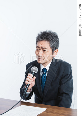 謝罪会見をする男性 謝罪会見をする男性 21731740