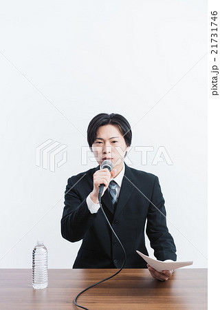 謝罪会見をする男性 21731746