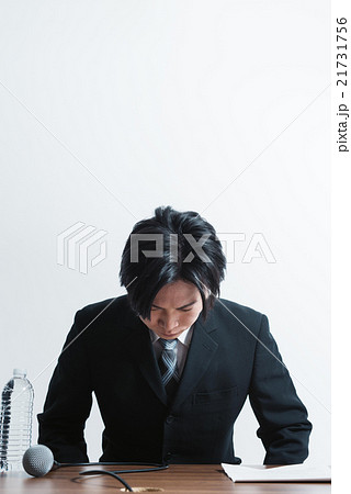 記者会見で頭を下げる男性 記者会見で頭を下げる男性 21731756