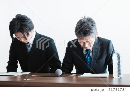 頭を下げる男性二人 21731784