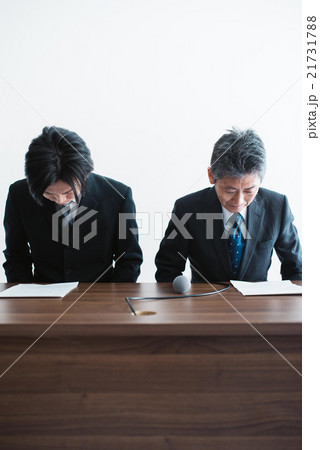 頭を下げる男性二人 21731788