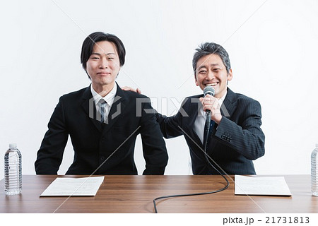 会見をする男性二人 21731813