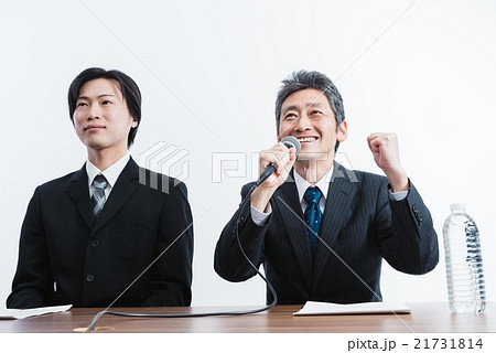 会見をする男性二人 21731814