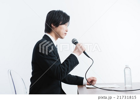 謝罪会見をする男性 21731815