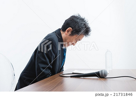 謝罪会見をする男性 21731846
