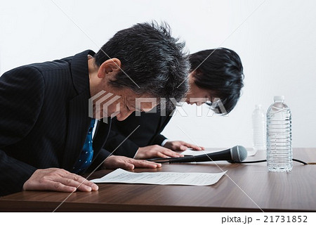 謝罪会見をする男性2人 謝罪会見をする男性2人 21731852