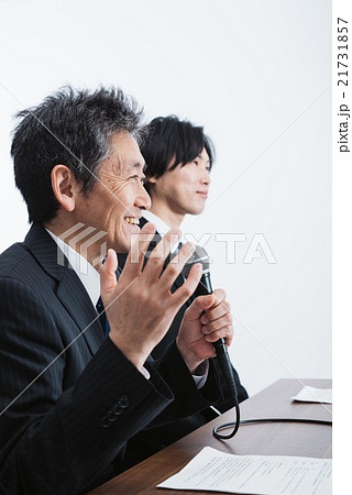 会見をする二人 21731857