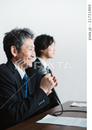 記者会見をする男性二人 21731860
