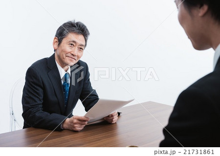 面接する男性 21731861