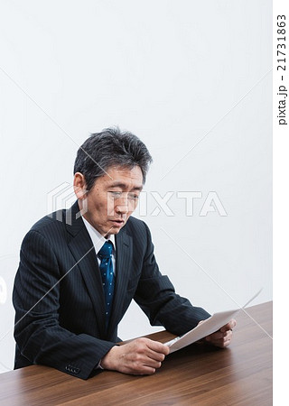 面接する男性 面接する男性 21731863