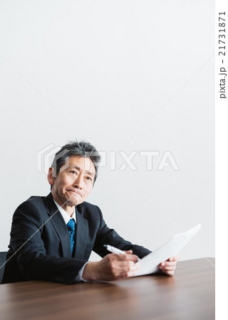 面接する男性 21731871