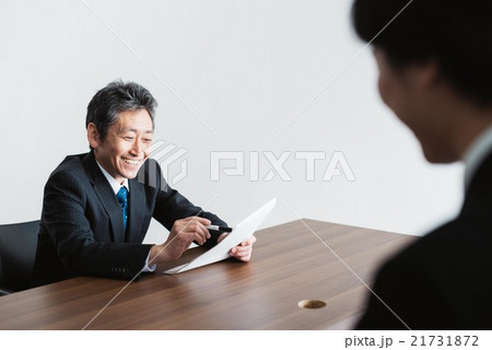 面接する男性 面接する男性 21731872