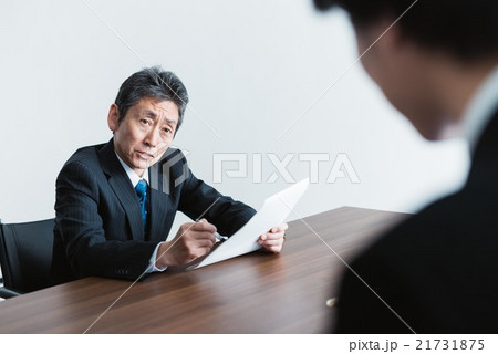 面接する男性 21731875