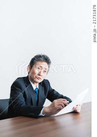 面接をする男性 21731876