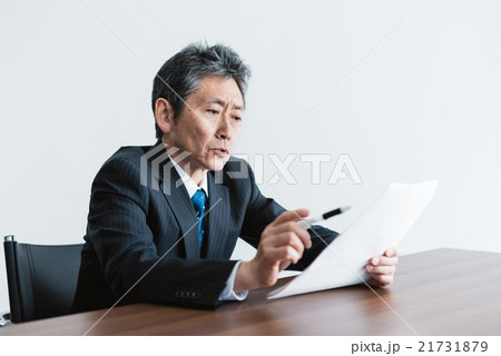 面接をする男性 面接をする男性 21731879