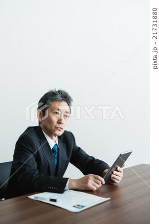 面接をする男性 面接をする男性 21731880