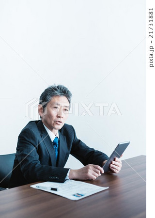 面接をする男性 面接をする男性 21731881