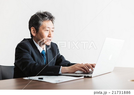 面接をする男性 21731886