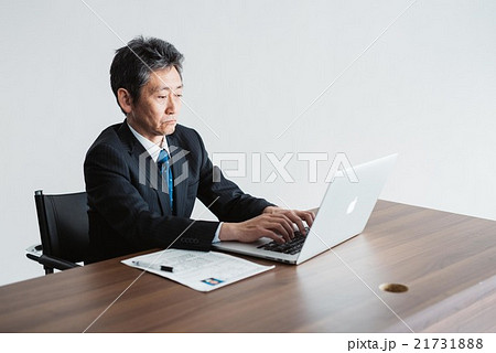 面接をする男性 21731888