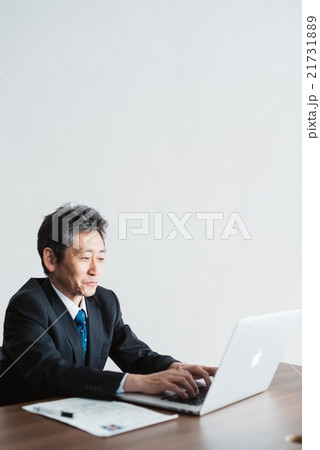 面接をする男性 21731889