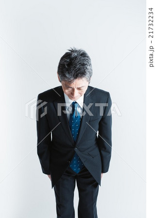 謝罪をする男性 謝罪をする男性 21732234