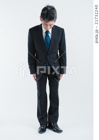 謝罪をする男性 謝罪をする男性 21732240