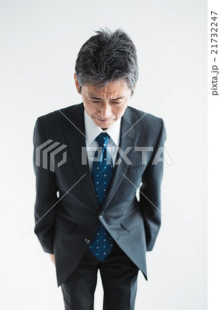 謝罪をする男性 謝罪をする男性 21732247