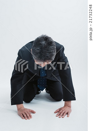 土下座する男性の写真素材