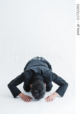 土下座する男性 21732262