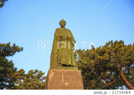 朝日を浴びる坂本龍馬像 高知県高知市桂浜の写真素材