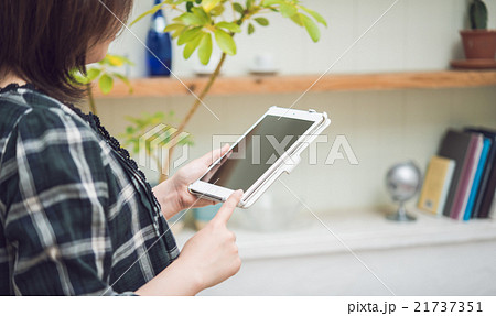 タブレットを操作する女性 タブレットを操作する女性 21737351