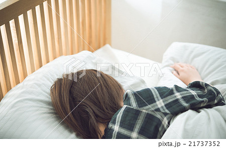 寝る女性 寝る女性 21737352