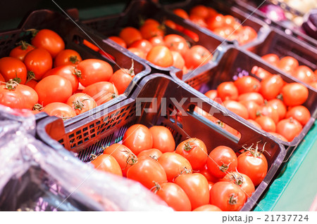 Red ripe tomatoes in boxes in a store Red ripe tomatoes in boxes in a store 21737724