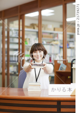 図書館で働く女性 21739271