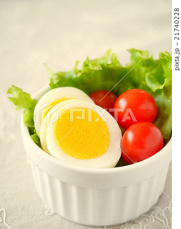 ゆで卵とトマトのサラダ 21740228