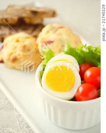 ゆで卵とトマトのサラダ　スーコンランチプレート（縦位置） 21740229