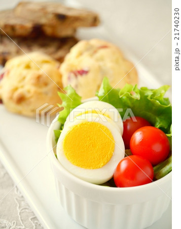 ゆで卵とトマトのサラダ　スーコンランチプレート（ハイアングル） 21740230
