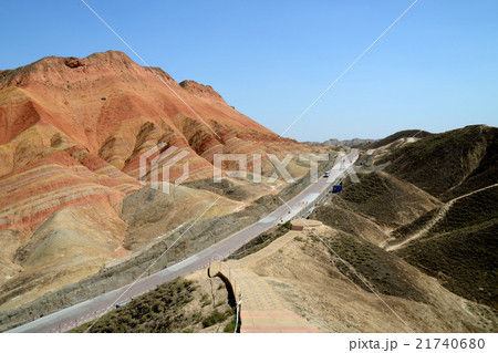 丹霞地形公園は壮大で険しい山並みとカラフルな地層が続きます 丹霞地形公園は壮大で険しい山並みとカラフルな地層が続きます 21740680