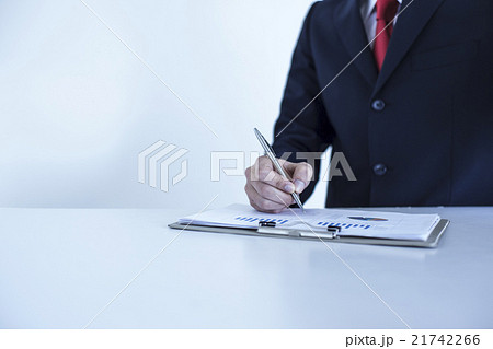 ペンを持つビジネスマンの手元の写真素材