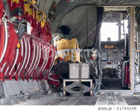航空自衛隊輸送ヘリコプターCH-47J機内とコックピット_1 21743240