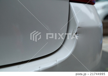 ぶつけられた車の傷の写真素材