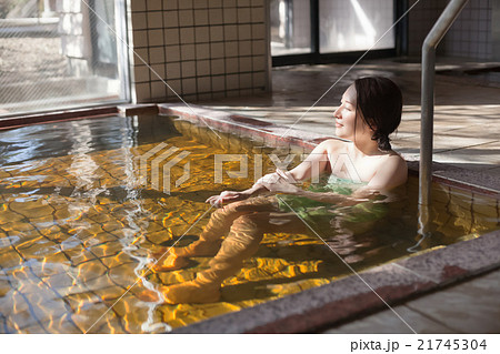温泉でリラックスするミドルの女性 21745304