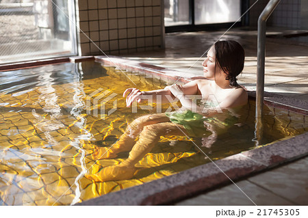 温泉でリラックスするミドルの女性 21745305