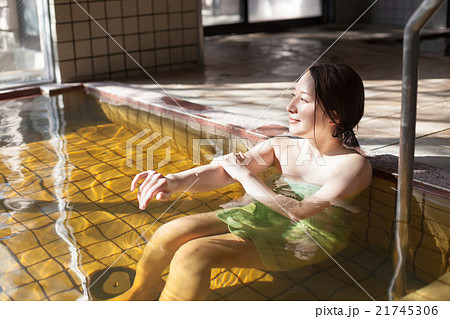 温泉でリラックスするミドルの女性 21745306