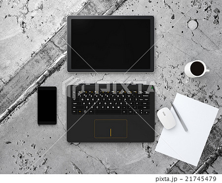 上から見るタブレット、キーボードに分離された着脱式PCとスマートフォン 21745479