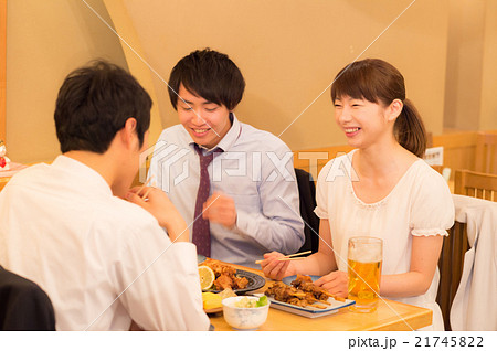 飲み会をする若い男女 21745822