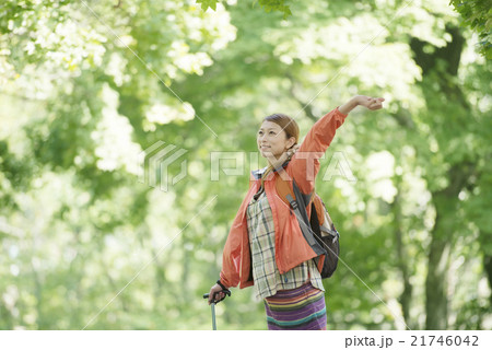 トレッキングをする女性 トレッキングをする女性 21746042