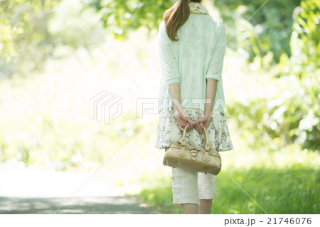 新緑の中を歩く女性の後姿 21746076